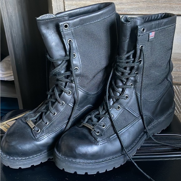Men's Danner 8" Acadia Boots
$400
Size 10 US in Excellent condition - Picture 3 of 3